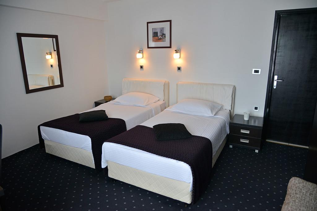 Guest House Amico Vranje Rum bild